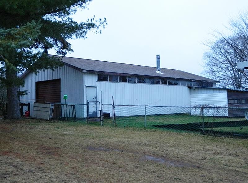 2nd image of 1986 E Spruce Rd