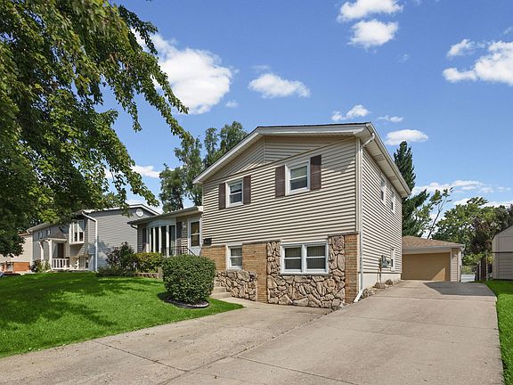 3rd image of 5842 Stuart Ln