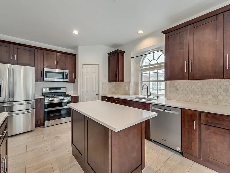 214 Sherwood Dr — Photo 2