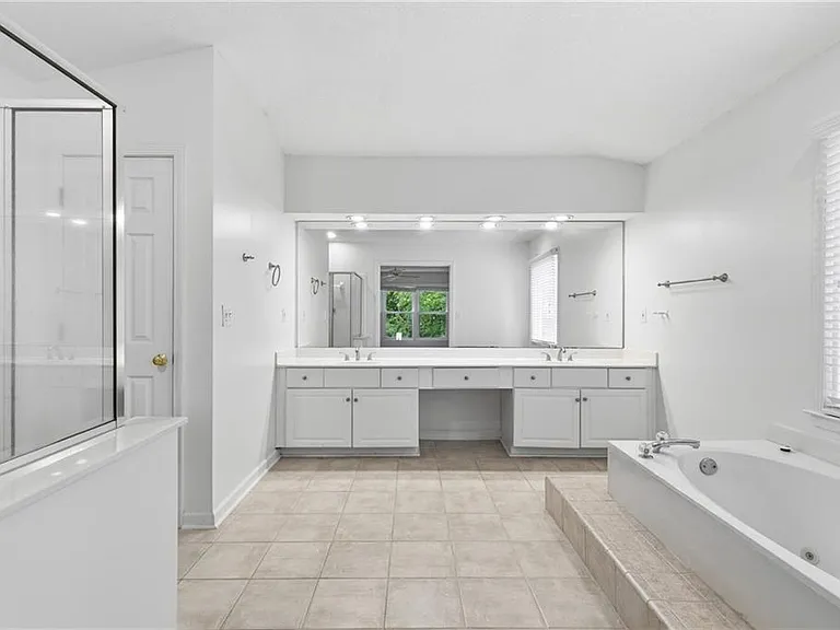 6430 Barwick Ln — Photo 25