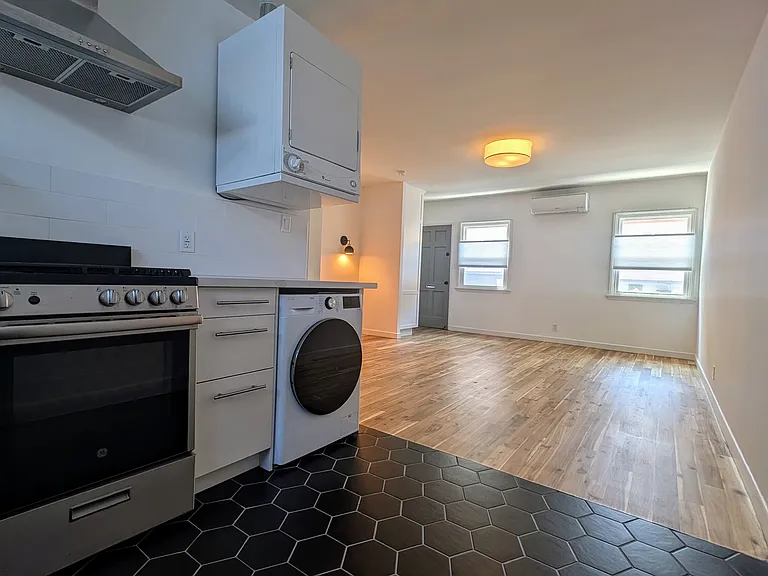 1731 Franklin St #2 — Photo 5