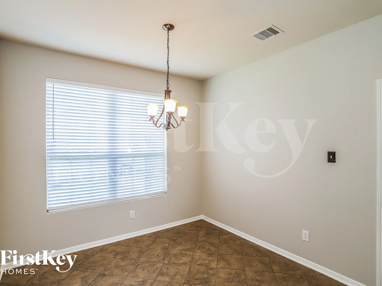 4 bed, 2.5 bath, 2375 sqft, $2,015 — Photo 4