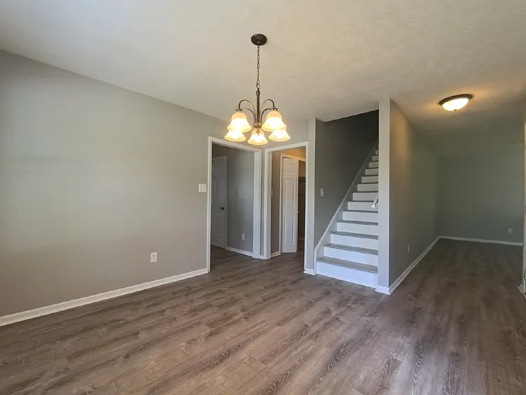 504 Willow Ln — Photo 9