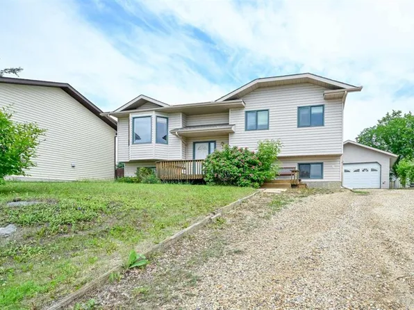 902 S Birch St, Beaverlodge, AB T0H 0C0