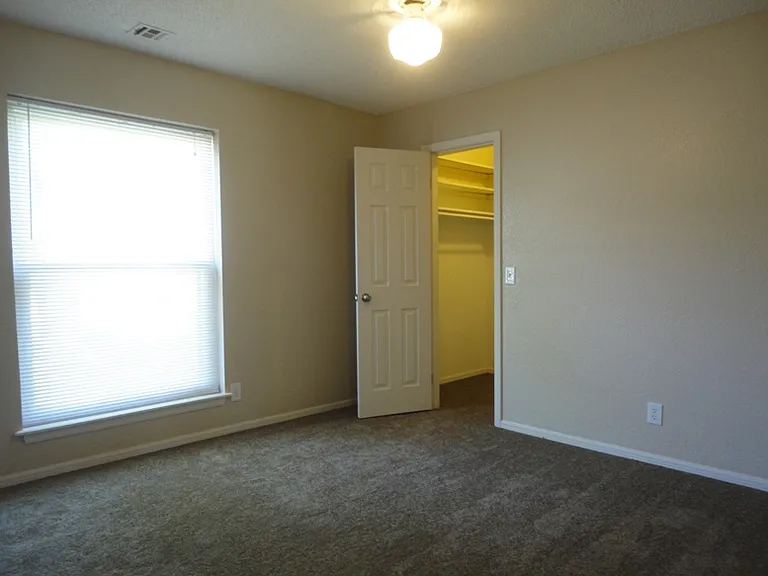 1033 W Queens St — Photo 14