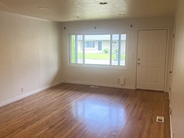516 NW Forest St — Photo 6