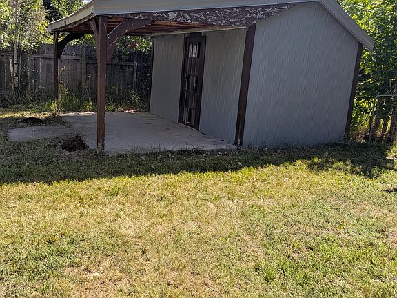 3rd image of 784 N Carrington Ave