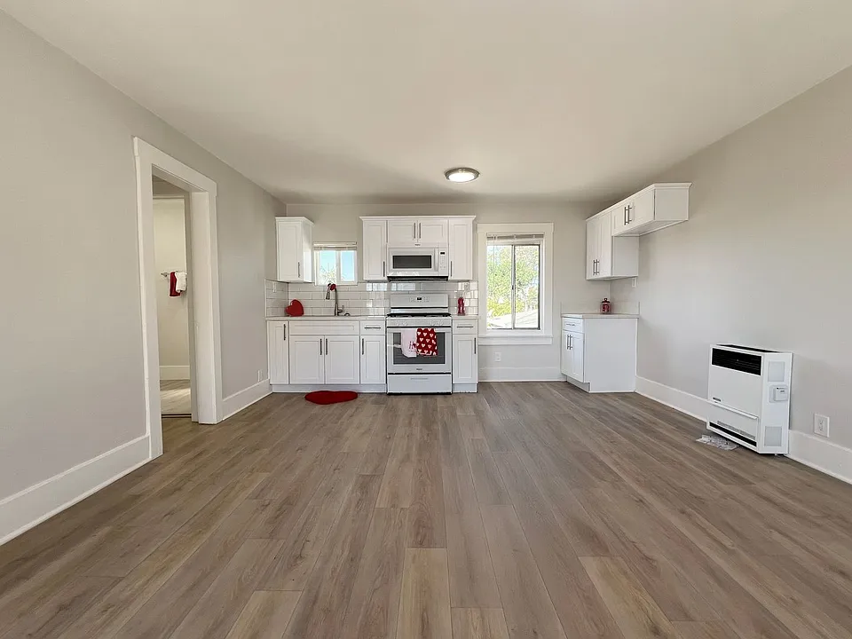2384 Linden Ave