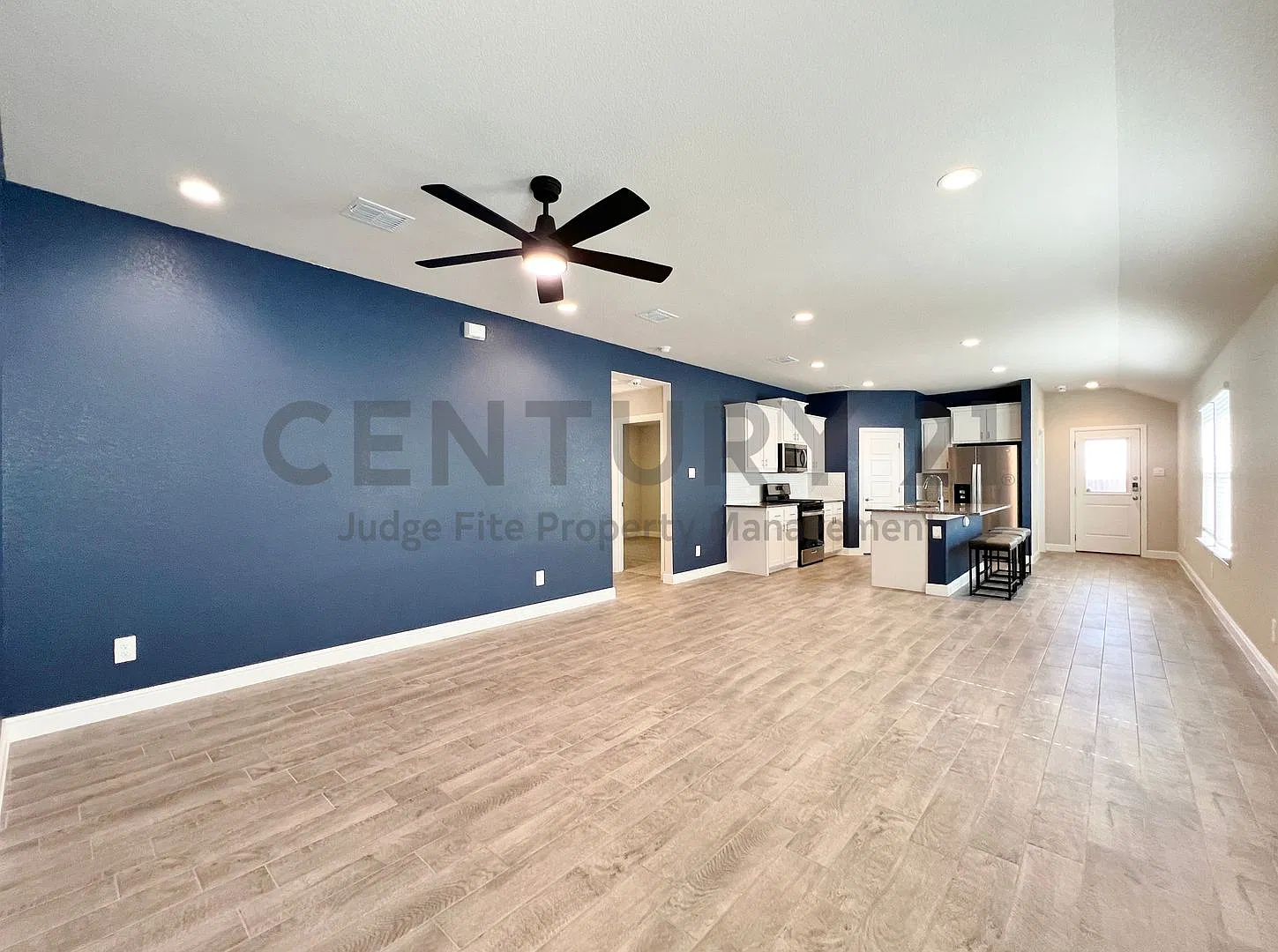 Immaculate 3/2/2 with Unbeatable Access to Granbury's Vibrant Lake Life For Rent! — Photo 2