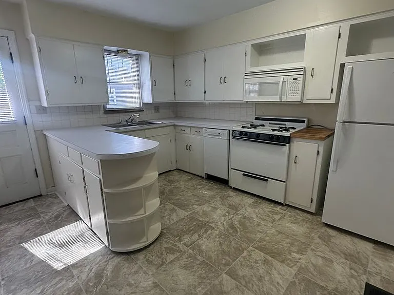 2201-2207 Charles St — Photo 5