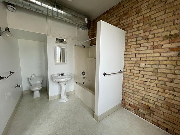 bathroom - full size tub