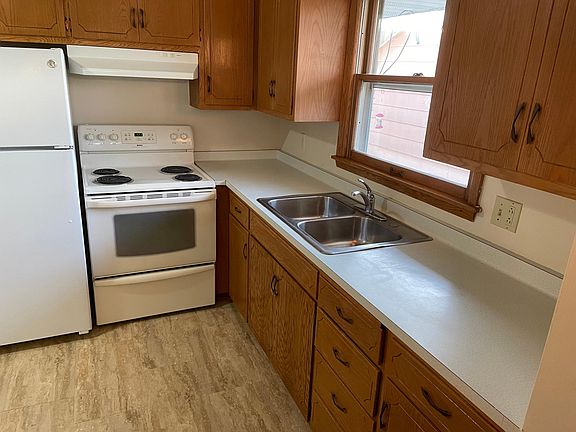 3rd image of 137 29th Ave N #137