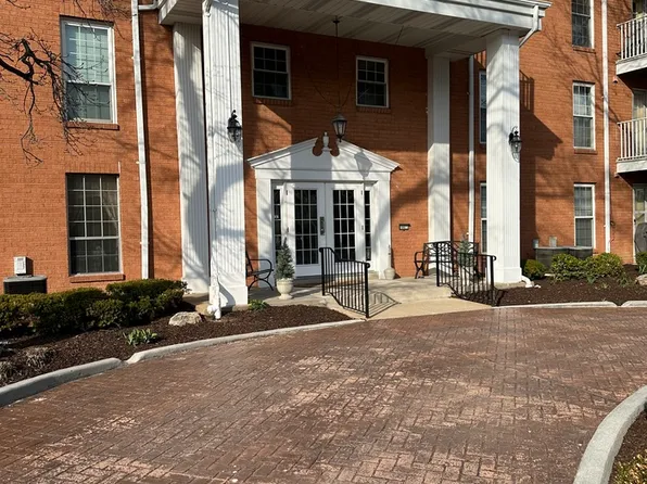 14471 Bantry Ln APT 28, Chesterfield, MO 63017