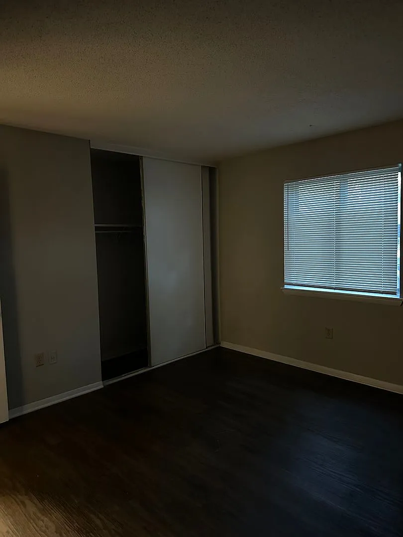 Spacious 2 Bedroom/2 Bath Condo — Photo 4