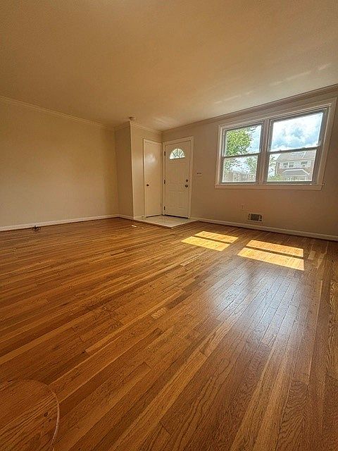 Entry/Living Room