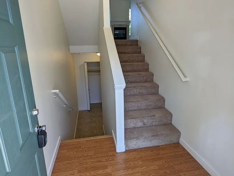 Halsey East Townhomes — Photo 4