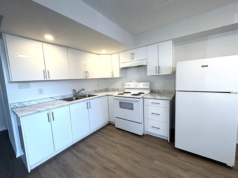 17 Coldwater Rd W — Photo 9