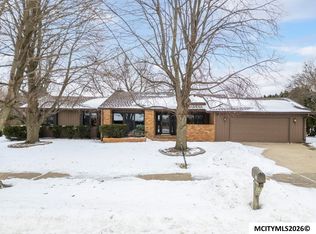 925 Briarstone Dr, Mason City, IA 50401