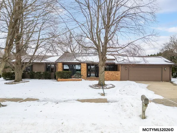 925 Briarstone Dr, Mason City, IA 50401