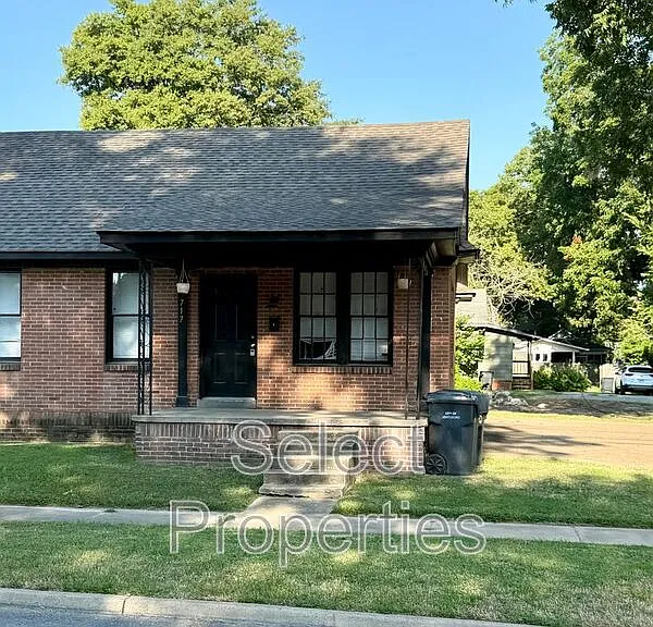 717 Flint St — Photo 1