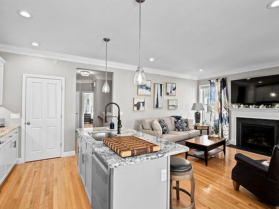 5th image of 10 Ivy Ln