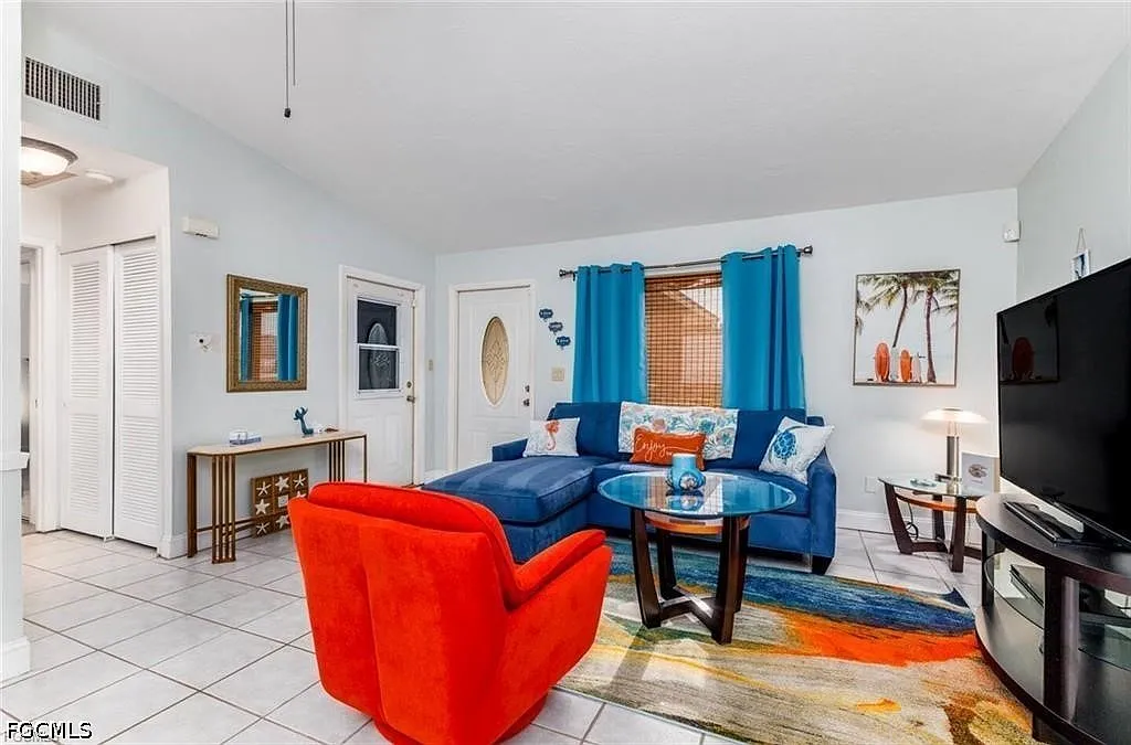 3 bed, 2.0 bath, 1105 sqft, $2,100 — Photo 2
