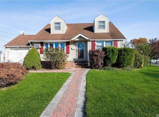 11 Home Ln, Hicksville, NY 11801