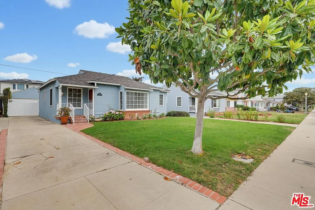 3 bed, 1.0 bath, 1121 sqft, $5,850 — Photo 1