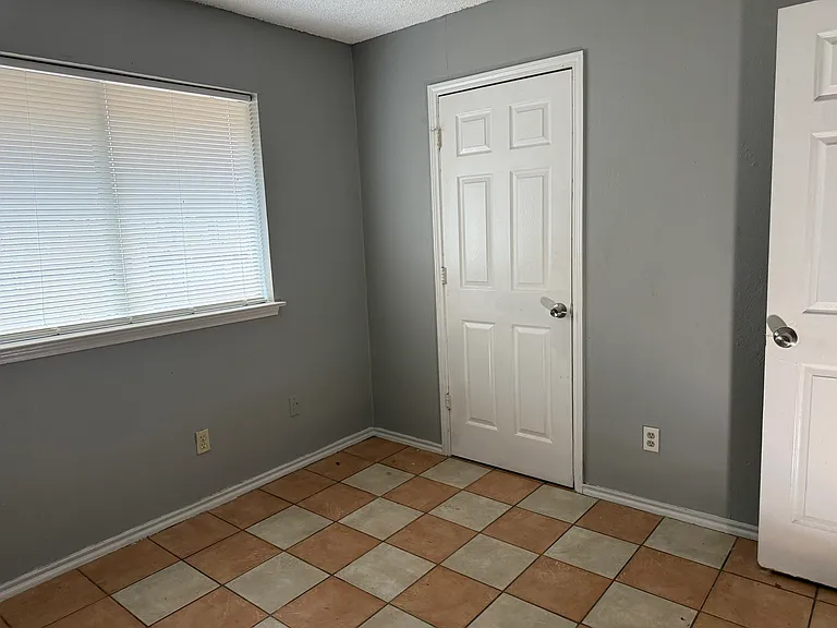 702 Scott Dr — Photo 5