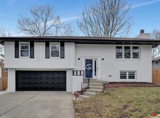 6210 Oakridge Dr, Lincoln, NE 68516