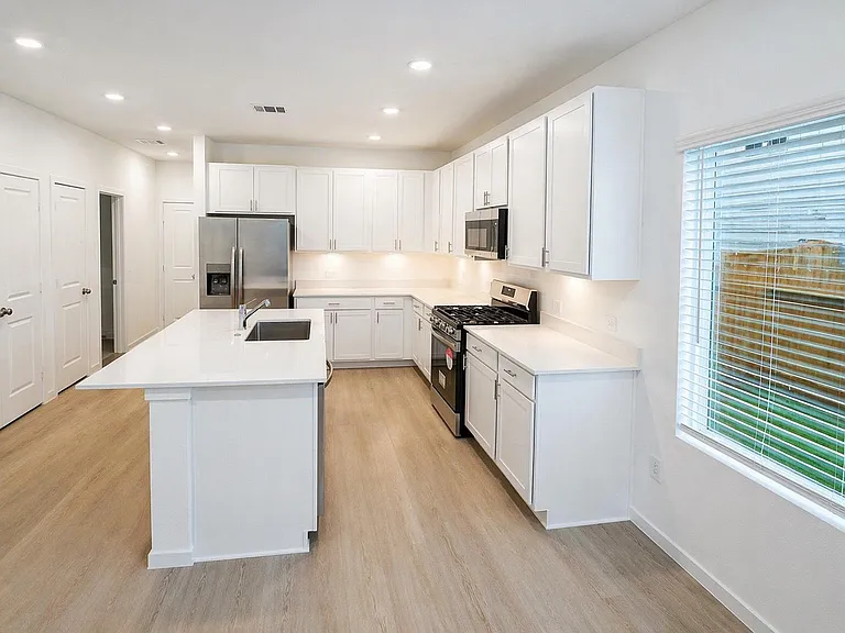 2211 Salinas Dr — Photo 2