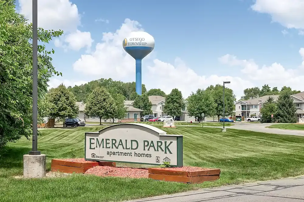 Emerald Park Apartments — Photo 4