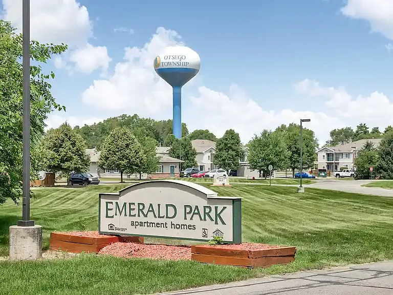 Emerald Park Apartments — Photo 4