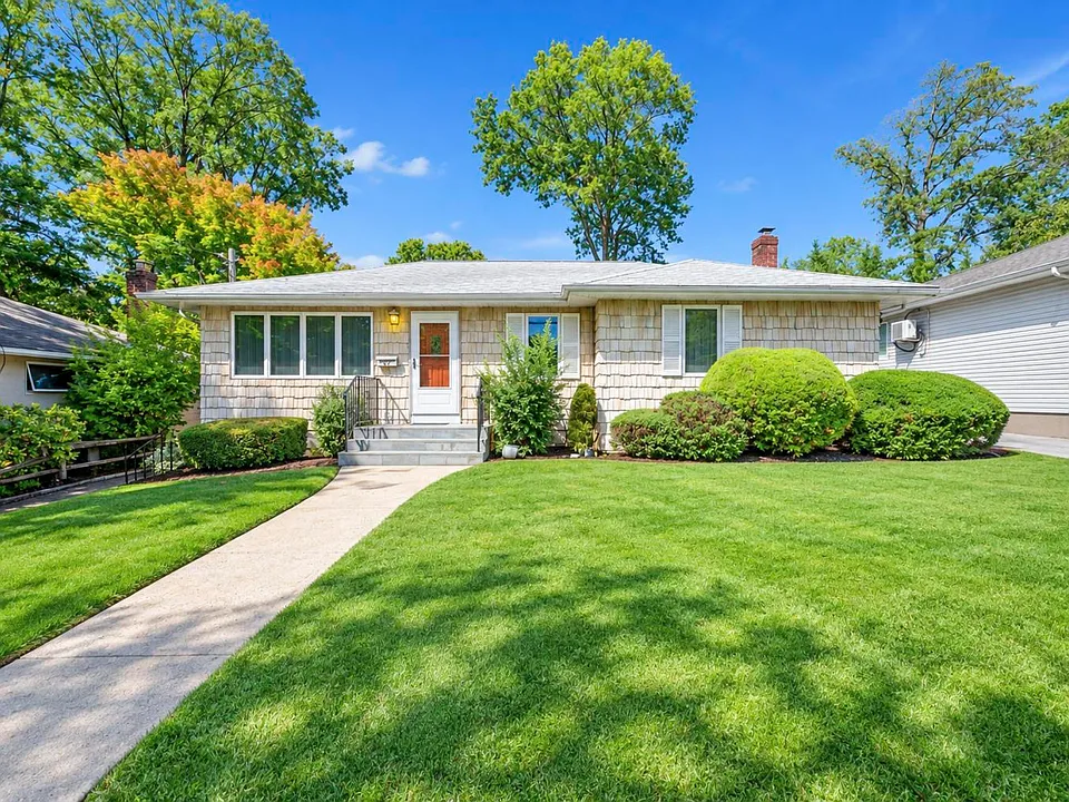 152 Nassau Dr