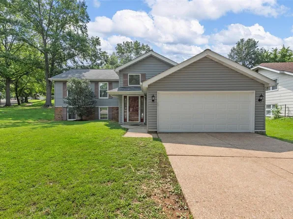 1100 Shadowoak Dr, Ballwin, MO 63021