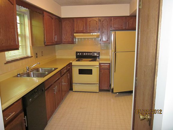 Kitchen: range, frig, dishwasher & disposal