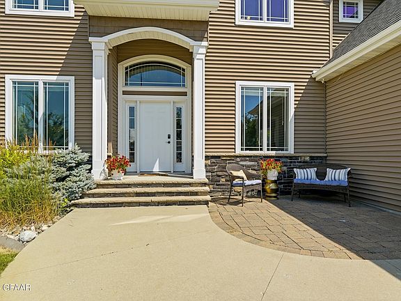 3rd image of 370 55th Ave S