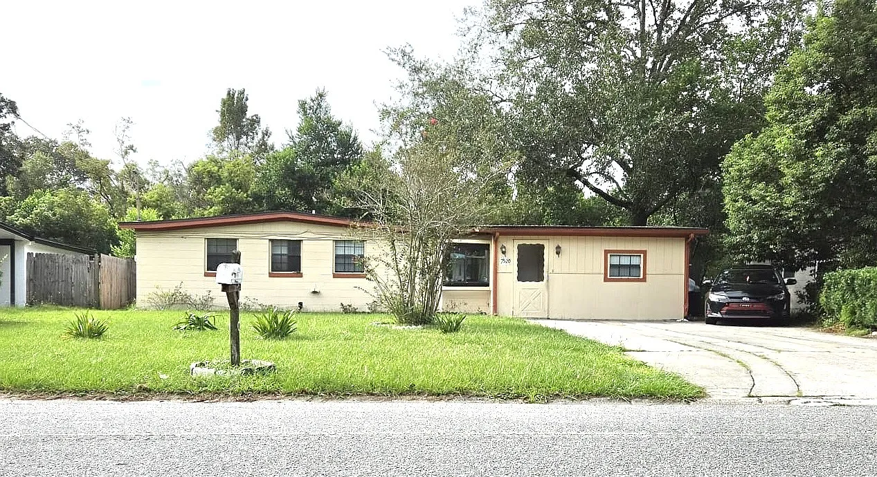 7510 N Ridgeway Rd — Photo 1