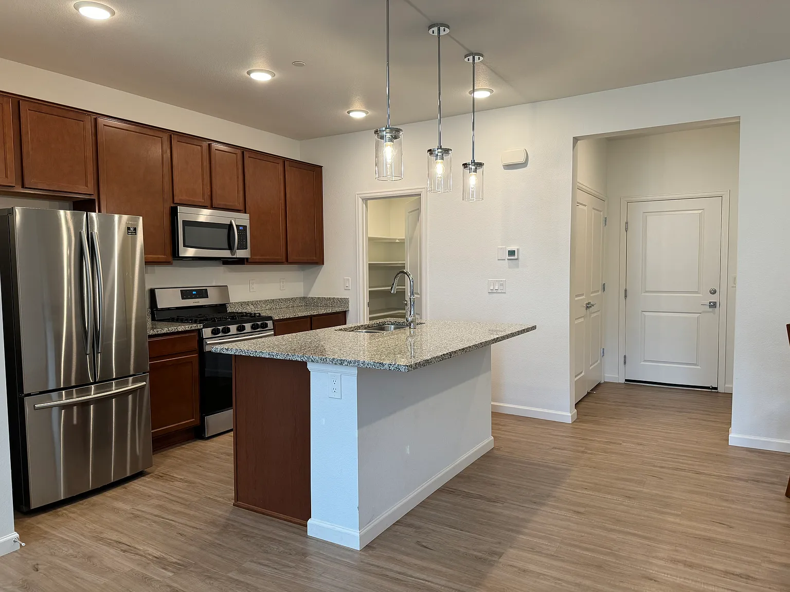 2 bed, 2.5 bath, 1529 sqft, $1,975 — Photo 3