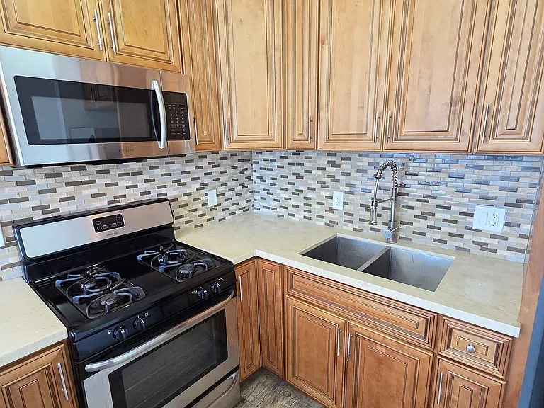 2518 W 5th st — Photo 3
