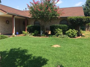 809 Royal Ln, Yukon, OK 73099
