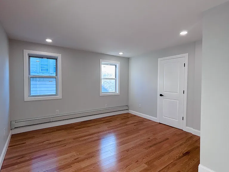 546-550 E 25th St #3 — Photo 5