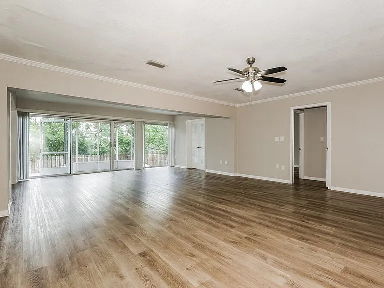 1033 Campbell Ave — Photo 3