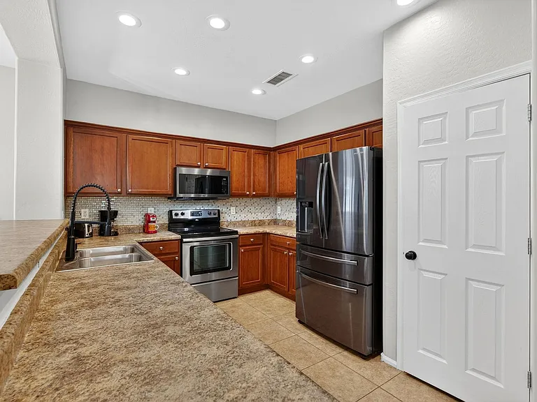 697 W Oak Tree Ln — Photo 34