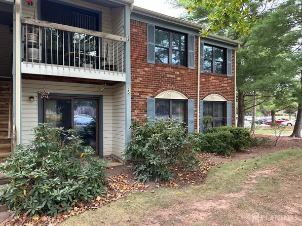 20 Crabapple Ln, Franklin Park, NJ 08823