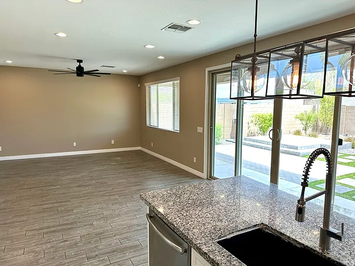 2930 E Sunland Ave — Photo 11