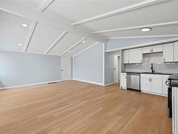 4th image of 221 S 65th St
