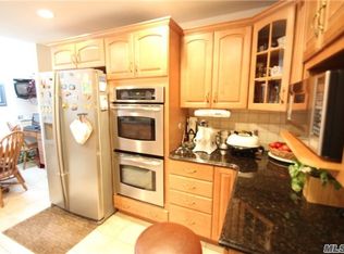 541 Queen St, Westbury, NY 11590