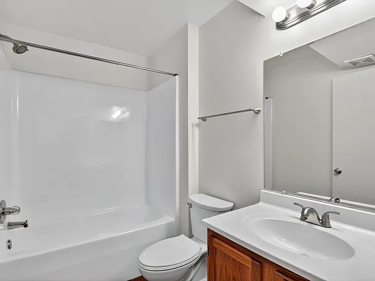 Acorn Grove Apartment Homes — Photo 36