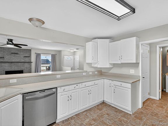 4th image of 1325 N Linden Rd